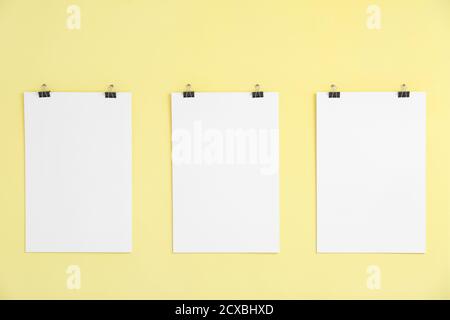 Affiches vierges accrochées au mur de couleur Banque D'Images