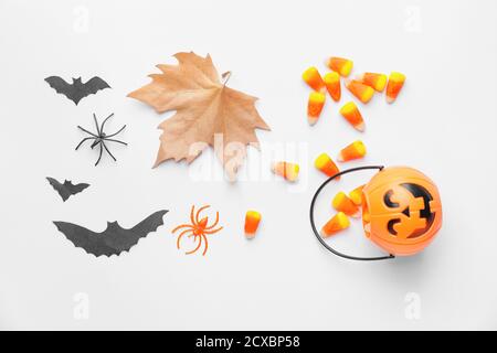 Composition pour Halloween avec de savoureux cornes de bonbons sur fond blanc Banque D'Images