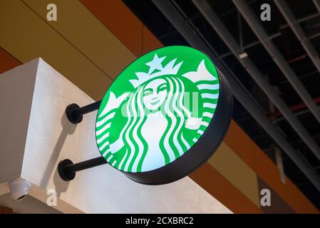 Florianopolis, Brésil. 14 septembre 2020 : signez Starbucks Coffee. Enseigne de la société Starbucks Coffee. Starbucks est la plus grande entreprise de café de Banque D'Images