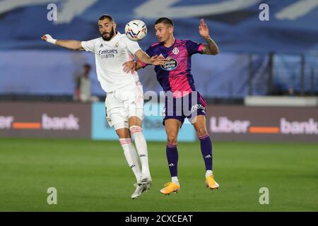 Madrid, Espagne. 30 septembre 2020. Karim Benzema (L) du Real Madrid est en présence de Javi Sanchez du Real Valladolid CF lors d'un match de la Ligue espagnole entre le Real Madrid et le Real Valladolid CF à Madrid, Espagne, le 30 septembre 2020. Crédit: Edward F. Peters/Xinhua/Alay Live News Banque D'Images