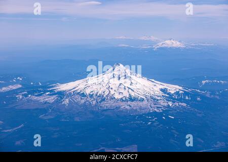 Vue aérienne sur Mt Hood, Mt Jefferson, North and South Sisters et Mt Bachelor. Oregon montagnes d'un avion Banque D'Images