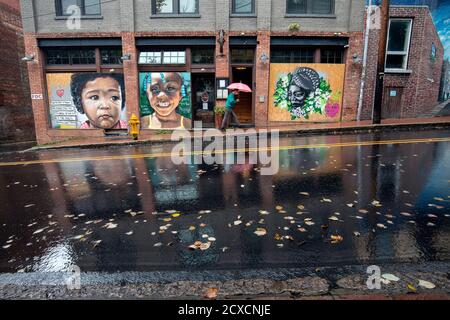 Street Art/Murals à l'appui du mouvement Black Lives Matter sur Walnut Street - Downtown Asheville, Caroline du Nord, États-Unis Banque D'Images