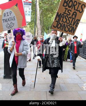 Londres, Royaume-Uni. 30 septembre 2020. Manifestant dans un costume de panto tenant un écriteau contre le Premier ministre, Boris Johnson pendant le mars.Pantomime Dames et divers créatifs et indépendants défilent au Parlement à Westminster pour appeler à l'action pour sauver des théâtres à Londres. La plupart des théâtres du West End seront fermés jusqu'en 2021 et aucune production Pantomime traditionnelle ne sera organisée en 2020 en raison de l'enferme à long terme provoqué par la pandémie COVID-19. Crédit : SOPA Images Limited/Alamy Live News Banque D'Images