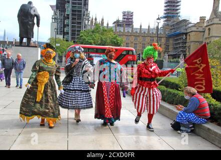 Londres, Royaume-Uni. 30 septembre 2020. Pantomime Dames sur la place du Parlement pendant le mois de mars.Pantomime Dames et divers créatifs et indépendants défilent au Parlement à Westminster pour appeler à l'action pour sauver des théâtres à Londres. La plupart des théâtres du West End seront fermés jusqu'en 2021 et aucune production Pantomime traditionnelle ne sera organisée en 2020 en raison de l'enferme à long terme provoqué par la pandémie COVID-19. Crédit : SOPA Images Limited/Alamy Live News Banque D'Images