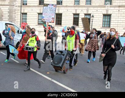 Londres, Royaume-Uni. 30 septembre 2020. Le personnel du théâtre traverse la route vers la place du Parlement tout en tenant des pancartes demandant au gouvernement d'aider Save Theatres pendant le mars.Pantomime Dames et divers créatifs et indépendants marchent vers le Parlement à Westminster pour appeler à l'action pour sauver des théâtres à Londres. La plupart des théâtres du West End seront fermés jusqu'en 2021 et aucune production Pantomime traditionnelle ne sera organisée en 2020 en raison de l'enferme à long terme provoqué par la pandémie COVID-19. Crédit : SOPA Images Limited/Alamy Live News Banque D'Images