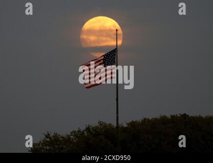 Jersey City, États-Unis. 30 septembre 2020. Une lune presque pleine s'élève derrière un drapeau américain à Jersey City le mercredi 30 septembre 2020. Photo de John Angelillo/UPI crédit: UPI/Alay Live News Banque D'Images