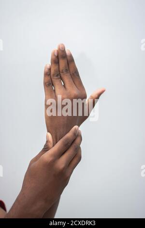 Langue des signes du symbole de la main - Homme montrant le signe de la main isolé sur fond blanc. Banque D'Images