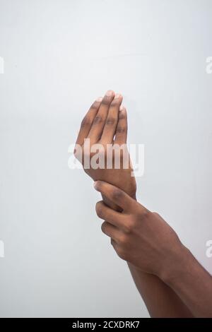 Langue des signes du symbole de la main - Homme montrant le signe de la main isolé sur fond blanc. Banque D'Images