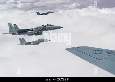 Quatre F-15 de la Royal Saudi Air Force volent en formation avec les aigles de la U.S. Air Force F-15 Strike au-dessus de la zone de responsabilité du Commandement central des États-Unis, le 10 septembre 2020. AFCENT continue de construire et de renforcer ses partenaires en s'formant les uns aux autres, en intégrant des capacités et en améliorant l'interopérabilité, afin de projeter des emplois de combat agiles à partir de sites établis et austères dans l'ensemble de la zone de responsabilité du Commandement central des États-Unis. (É.-U. Photo de la Force aérienne par le sergent d'état-major. Justin Parsons) Banque D'Images