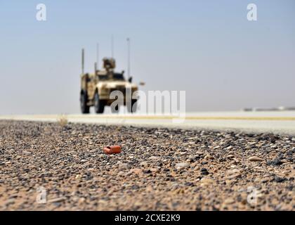 Les membres de la section d'élimination des munitions explosives du 378e Escadron du génie civil expéditionnaire exécutent un scénario d'entraînement à la base aérienne du Prince Sultan, Royaume d'Arabie saoudite, le 4 septembre 2020. Ce scénario d'exercice aide les aviateurs EOD à se coordonner avec les assistants techniques pour découvrir les munitions non explosées et évaluer les dommages de ligne aérienne après une attaque. (É.-U. Photo de la Force aérienne par le sergent d'état-major. Cary Smith) Banque D'Images