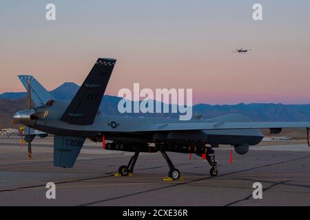 Un MQ-9A Reaper affecté au 556e Escadron d'essais et d'évaluation se trouve sur la rampe de la base aérienne de Creech qui transporte huit missiles Hellfire. Il s'agissait du premier essai en vol de la MQ-9 portant huit missiles Hellfire. (É.-U. Photo de la Force aérienne par SRA Haley Stevens). Banque D'Images