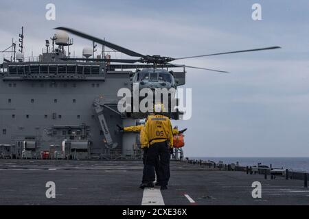 Des marins américains à bord de la base maritime expéditionnaire USS Hershel « Woody » Williams lancent un hélicoptère MH-60S Seahawk aux côtés des Marines américaines avec VMM-263, MV-22B Ospreys au-dessus de l'océan Atlantique le 12 septembre 2020. Hershel 'Woody' Williams est en cours de déploiement inaugural dans la zone Europe-Afrique des Forces navales des États-Unis, chargée de soutenir les missions maritimes et les opérations spéciales. (É.-U. Photo du corps marin par Sgt. Megan Roses/publié) Banque D'Images