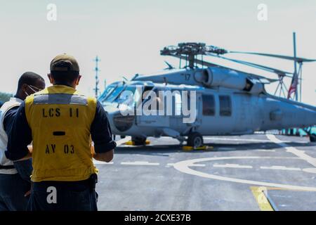 200928-N-YD864-1008 STATION NAVALE DE L'AIR KEY WEST, FLORIDE (SEPT 28, 2020) - les marins de la Marine américaine participent à un exercice de lutte contre les incendies sur le pont de vol à bord du navire de combat littoral Freedom-variant USS Sioux City (LCS 11). Sioux City est déployée dans la zone d'opérations de la 4e flotte des États-Unis pour appuyer la mission de la Force opérationnelle interagences conjointe Sud, qui comprend la lutte contre le trafic illicite de drogues dans les Caraïbes et le Pacifique oriental. (É.-U. Photo de la marine par le Matelot de 1re classe Juel Foster/publié) Banque D'Images