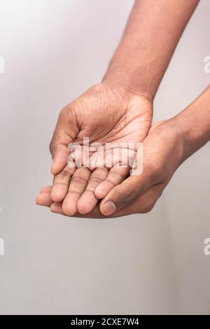 Signes de main mendiante - le mendiant tient une poignée, les mains ensemble. Deux mains avec paumes ouvertes les deux étroitement ensemble - mouvement international de main isolé sur Banque D'Images