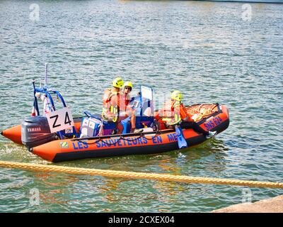 YAINVILLE, FRANCE - JUILLET CIRCA, 2019. Équipe de sauvetage sur canot sur la Seine pour l'exposition Armada sécuritty Banque D'Images