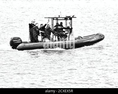 YAINVILLE, FRANCE - JUILLET CIRCA, 2019. Équipe de sauvetage sur canot sur la Seine pour l'exposition Armada sécuritty Banque D'Images