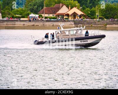 YAINVILLE, FRANCE - JUILLET CIRCA, 2019. Équipe de sauvetage sur canot sur la Seine pour l'exposition Armada sécuritty Banque D'Images
