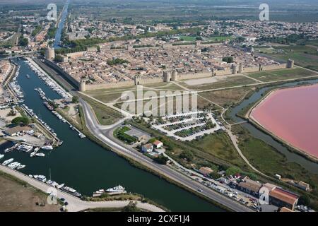 VUE AÉRIENNE.La ville médiévale fortifiée d'Aigues-mortes avec le Rhône au canal de Sète sur la partie ouest de la ville.Gard, Occitanie, France. Banque D'Images