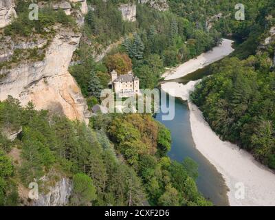 Château de la Caze, sur la rive droite du Tarn, avec le feuillage coloré de la mi-septembre (vue en hauteur). Lozère, Occitanie, France. Banque D'Images
