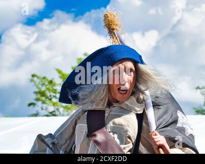 YAINVILLE, FRANCE - JUILLET CIRCA, 2019. Acteur en costume de pirate historique faisant un spectacle en plein air, pour la parade de l'Armada sur la Seine Banque D'Images