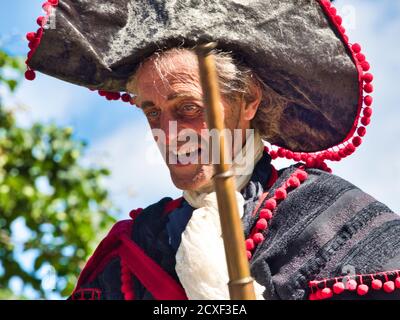YAINVILLE, FRANCE - JUILLET CIRCA, 2019. Acteur en costume de pirate historique faisant un spectacle en plein air, pour la parade de l'Armada sur la Seine Banque D'Images
