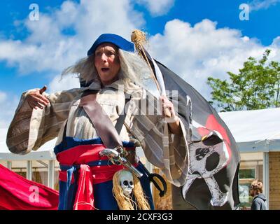 YAINVILLE, FRANCE - JUILLET CIRCA, 2019. Acteur en costume de pirate historique faisant un spectacle en plein air, pour la parade de l'Armada sur la Seine Banque D'Images