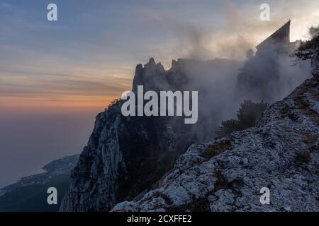 Coucher de soleil sur ai-Petri avec vue sur les dents et le téléphérique le 28 septembre 2019 Yalta Crimée. De beaux nuages. La remorque jaune s'abaisse. Mon Banque D'Images