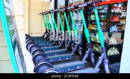 Jakarta, Indonésie - 11 novembre 2019 : location de GrabWheels eScooters au centre commercial Blok M, dans le sud de Jakarta. Banque D'Images