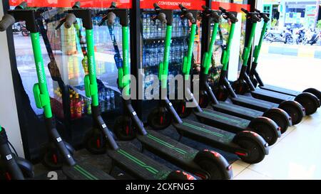 Jakarta, Indonésie - 11 novembre 2019 : location de GrabWheels eScooters au centre commercial Blok M, dans le sud de Jakarta. Banque D'Images