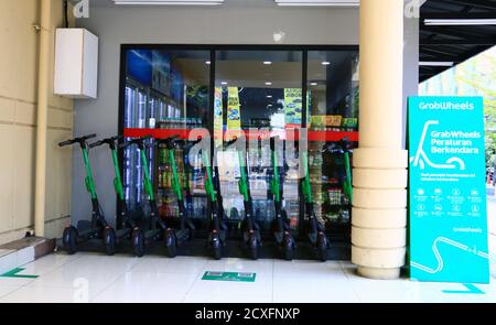 Jakarta, Indonésie - 11 novembre 2019 : location de GrabWheels eScooters au centre commercial Blok M, dans le sud de Jakarta. Banque D'Images