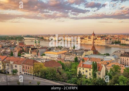 Budapest Hongrie, coucher de soleil sur la ville au Parlement hongrois et sur le Danube Banque D'Images