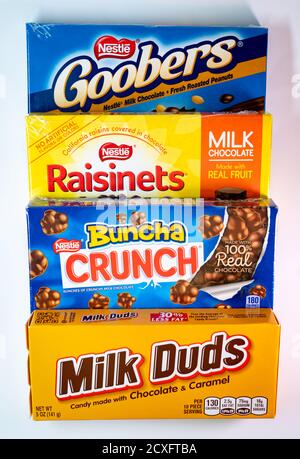 Une boîte de Milk Duds, Goobers, Raisinets et Buncha Crunch sur fond blanc Banque D'Images