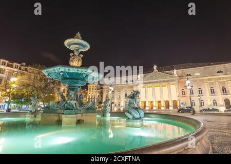 Lisbonne Portugal vue nocturne de la ville à la place Rossio de Lisbonne Banque D'Images