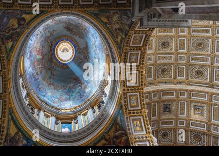 Rome, Vatican, Italie - 21 juin 2015 : faisceau lumineux Rome Vatican Italie à l'intérieur du dôme de la basilique Saint-Pierre Banque D'Images