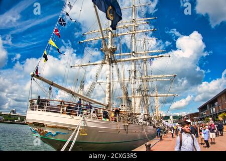 ROUEN, FRANCE - 8 JUIN 2019. Point de vue depuis le quai de l'exposition Armada, les plus grands voiliers de Rouen sur la Seine. Une rencontre internationale pour les plus grands Banque D'Images