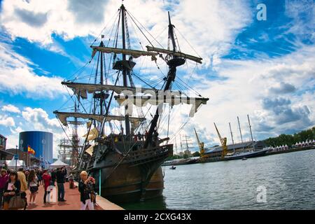 ROUEN, FRANCE - 8 JUIN 2019. Point de vue depuis le quai de l'exposition Armada, les plus grands voiliers de Rouen sur la Seine. Une rencontre internationale pour les plus grands Banque D'Images