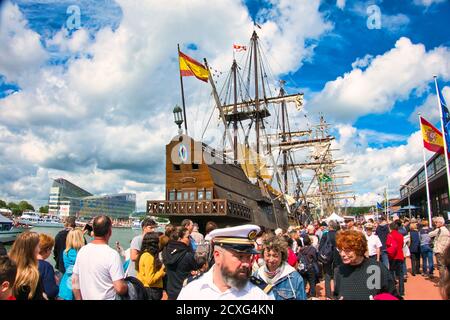 ROUEN, FRANCE - 8 JUIN 2019. Point de vue depuis le quai de l'exposition Armada, les plus grands voiliers de Rouen sur la Seine. Une rencontre internationale pour les plus grands Banque D'Images