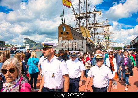 ROUEN, FRANCE - 8 JUIN 2019. Point de vue depuis le quai de l'exposition Armada, les plus grands voiliers de Rouen sur la Seine. Une rencontre internationale pour les plus grands Banque D'Images