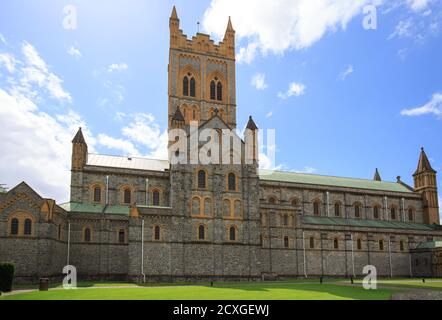 Paysage de l'abbaye de Buckfast à Dartmoor avec un beau bleu Ciel wispy Banque D'Images