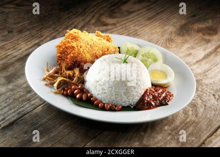 Cuisine asiatique nasi lemak avec poulet frit Banque D'Images