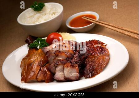 Cuisine asiatique rôti de porc, poulet et canard servi avec du riz Banque D'Images