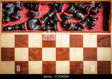 Les pièces d'échecs sont empilées dans des plateaux à l'extérieur du jeu. Banque D'Images