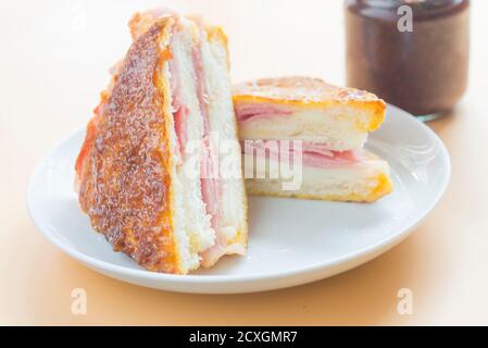 Sandwich monte cristo framboise gros plan Banque D'Images