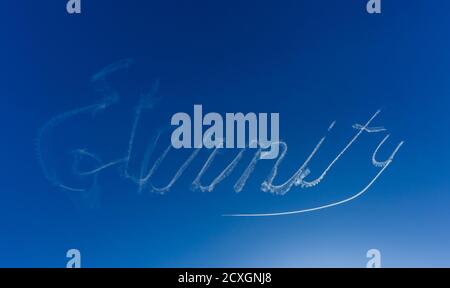 Skywriting du mot « Eternity » au-dessus de la ville de Sydney, en Australie. Eternity était un graffito tag enregistré sur une période d'environ 35 ans de 1932 à 1967, écrit de nombreuses fois dans la craie dans les rues de Sydney, en Australie. Le mot avait été écrit par Arthur Stace, un ancien soldat analphabète, petit criminel et alcoolique qui est devenu un chrétien dévot à la fin des années 1940. Pendant des années après sa conversion jusqu'à sa mort en 1967, Arthur Stace marcha dans les rues de Sydney la nuit en écrivant le mot unique « Eternity » sur les murs et les chemins de pied dans son écriture en copperplate. Banque D'Images