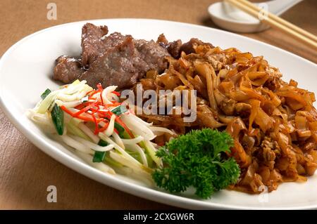 La cuisine asiatique saupout des nouilles frites avec du boeuf et du germe de haricots Banque D'Images