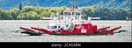 YAINVILLE, FRANCE - JUILLET Circa, 2019. Ferry rouge traversant la Seine avec des voitures. Avec le fond de la forêt, Banque D'Images