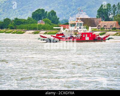 YAINVILLE, FRANCE - JUILLET Circa, 2019. Ferry rouge traversant la Seine avec des voitures. Avec le fond de la forêt, Banque D'Images