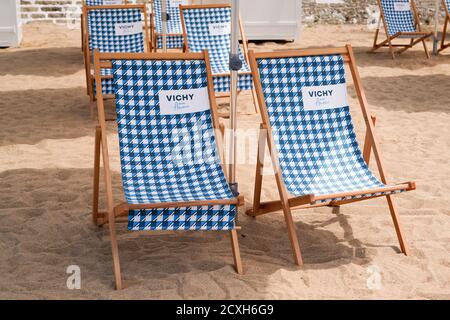 Vichy , Auvergne / France - 09 20 2020 : détente des chaises de plage bleues et blanches sur le sable sur la côte de la ville de vichy en France Banque D'Images