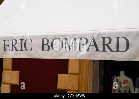 Bordeaux , Aquitaine / France - 09 25 2020 : logo Eric bompard signe du magasin Maison française du Cachemire Banque D'Images