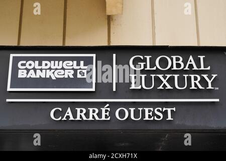 Biarritz , Aquitaine / France - 09 25 2020 : logo Collowell Banker sur le bâtiment pour nous agence immobilière global luxe Banque D'Images